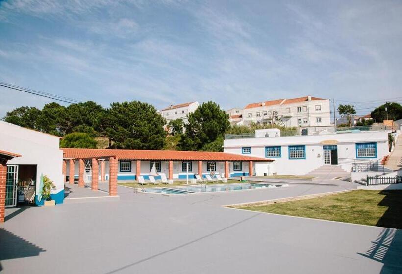 Пансион Zulla Nazaré`s Surf Village