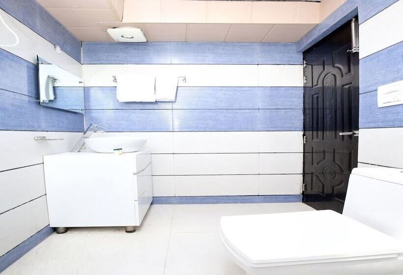 Capital O 17081 Hotel Signia