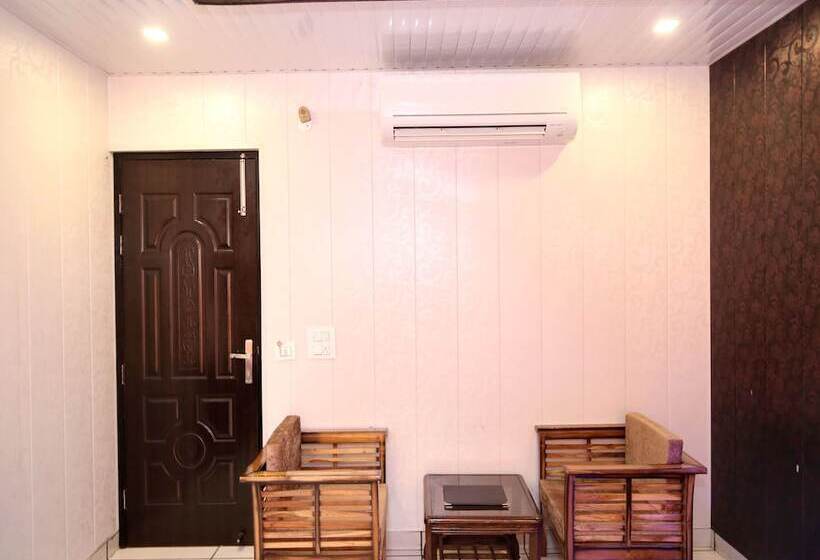 Capital O 17081 Hotel Signia