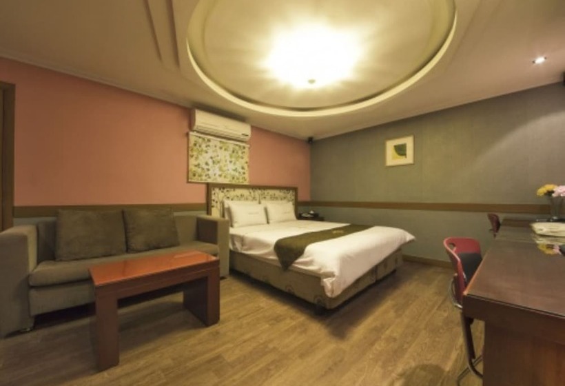 בית מלון כפרי Gunsan  May