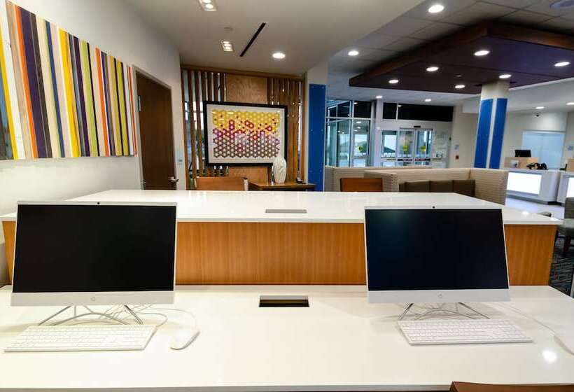 Отель Holiday Inn Express & Suites Taylor, An Ihg