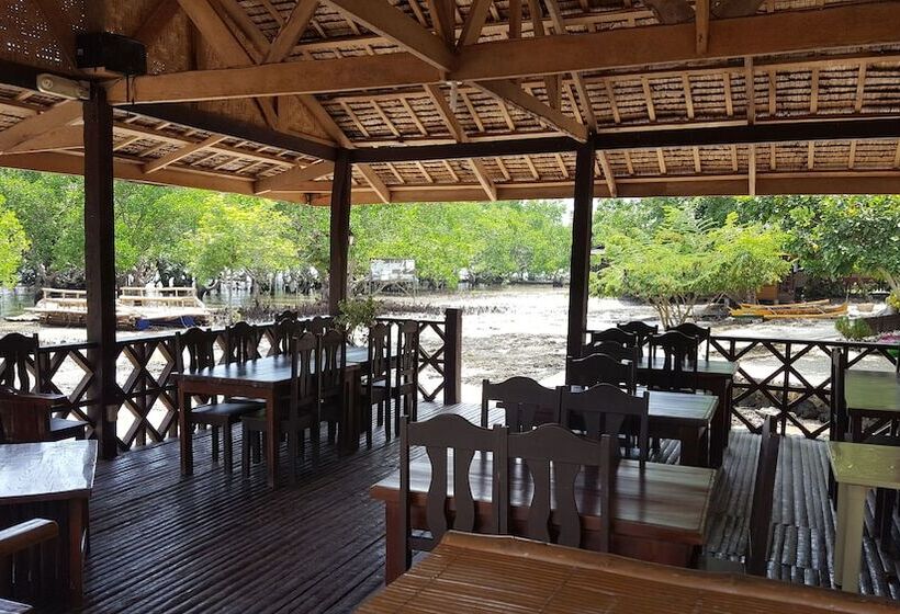 בית מלון כפרי Talikud Island Mangrove Beach Resort