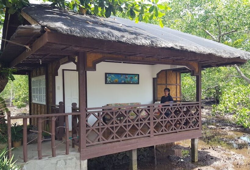 בית מלון כפרי Talikud Island Mangrove Beach Resort