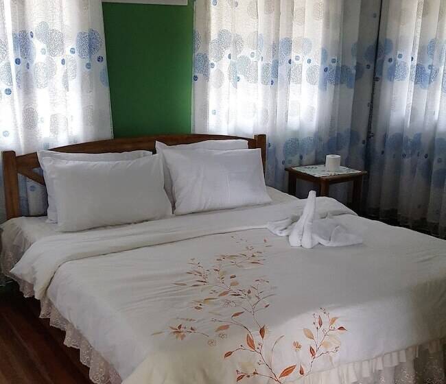 בית מלון כפרי Talikud Island Mangrove Beach Resort