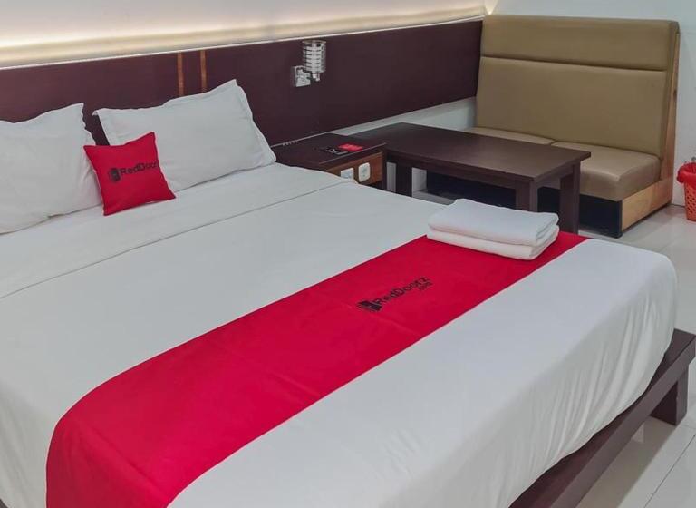 Reddoorz Plus At Hotel Royal Palangka Raya