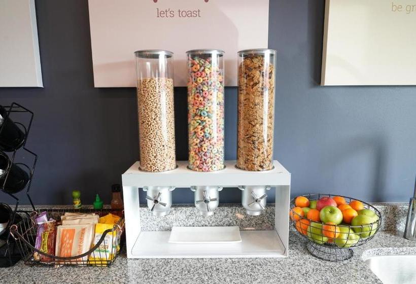 فندق Brookstone Inn & Suites