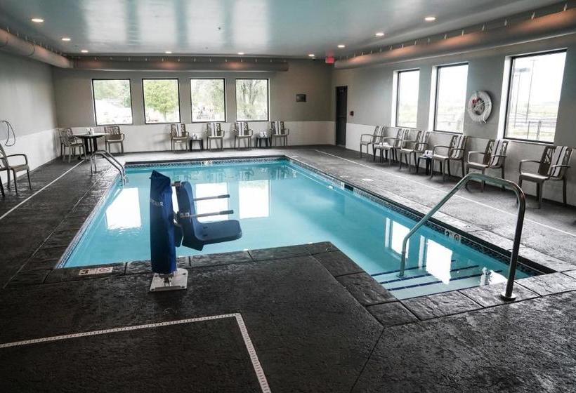 فندق Brookstone Inn & Suites