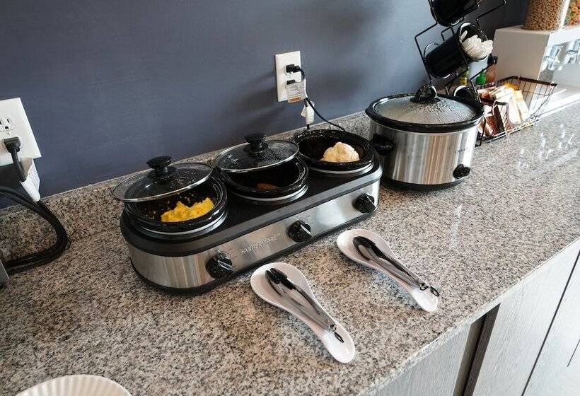 فندق Brookstone Inn & Suites