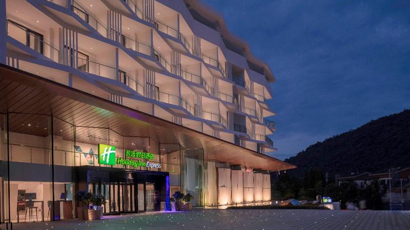 Отель Holiday Inn Express E Mei Qiliping By Ihg