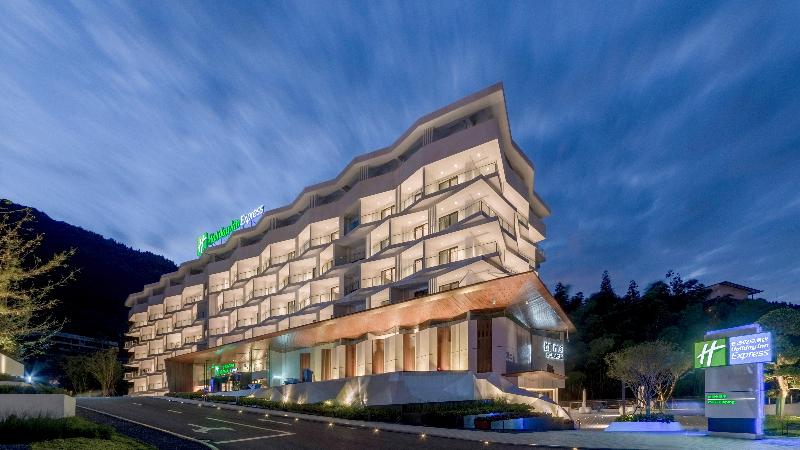 Отель Holiday Inn Express E Mei Qiliping By Ihg