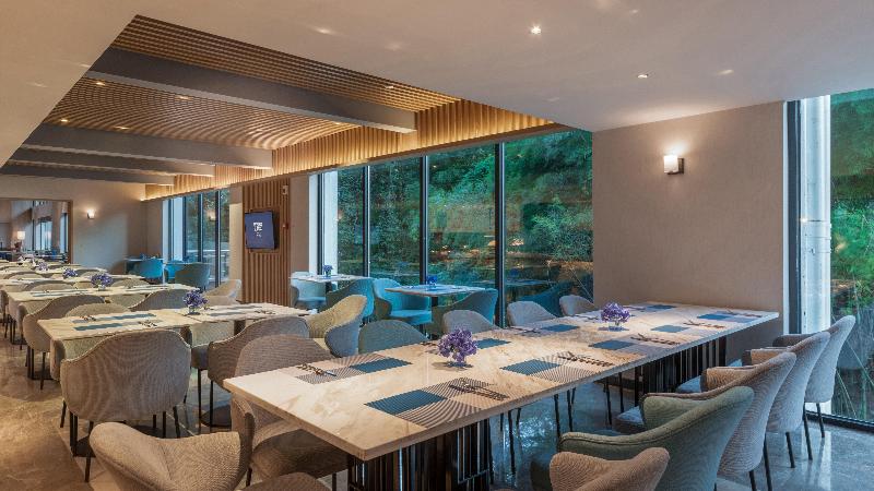 Отель Holiday Inn Express E Mei Qiliping By Ihg