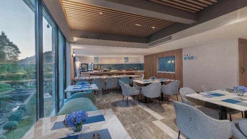 Отель Holiday Inn Express E Mei Qiliping By Ihg