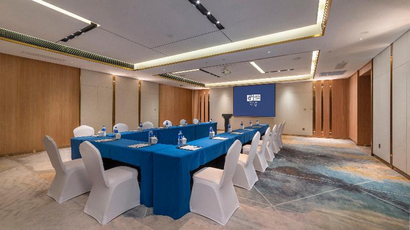 Отель Holiday Inn Express E Mei Qiliping By Ihg