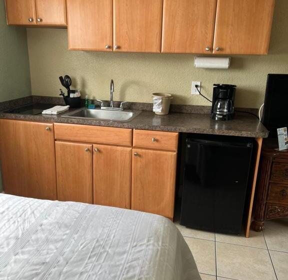 The Bayside Inn & Marina