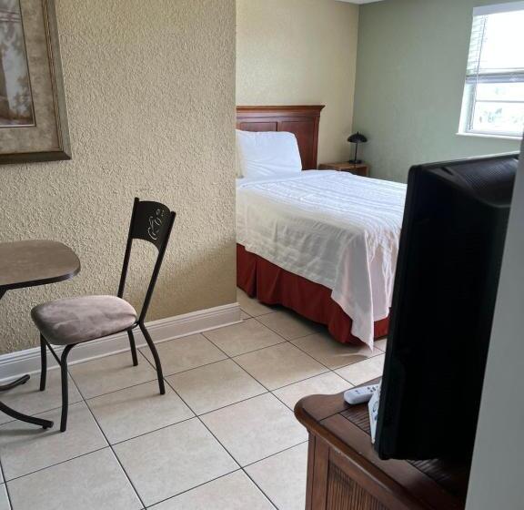 The Bayside Inn & Marina