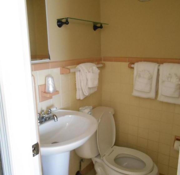 The Bayside Inn & Marina