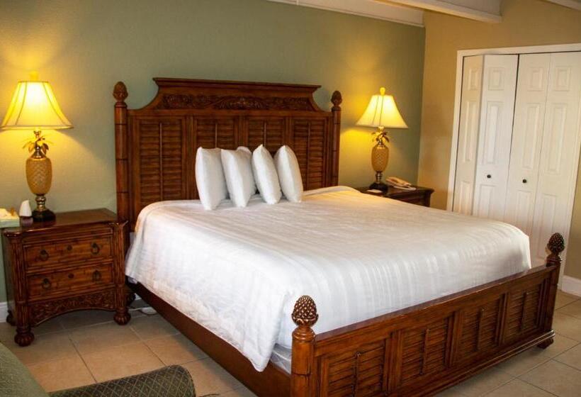 The Bayside Inn & Marina