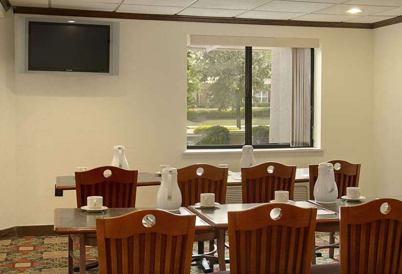 בית מלון כפרי Baymont By Wyndham Arlington At Six Flags Dr