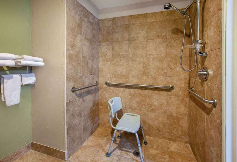 هتل Baymont By Wyndham Grand Rapids Airport