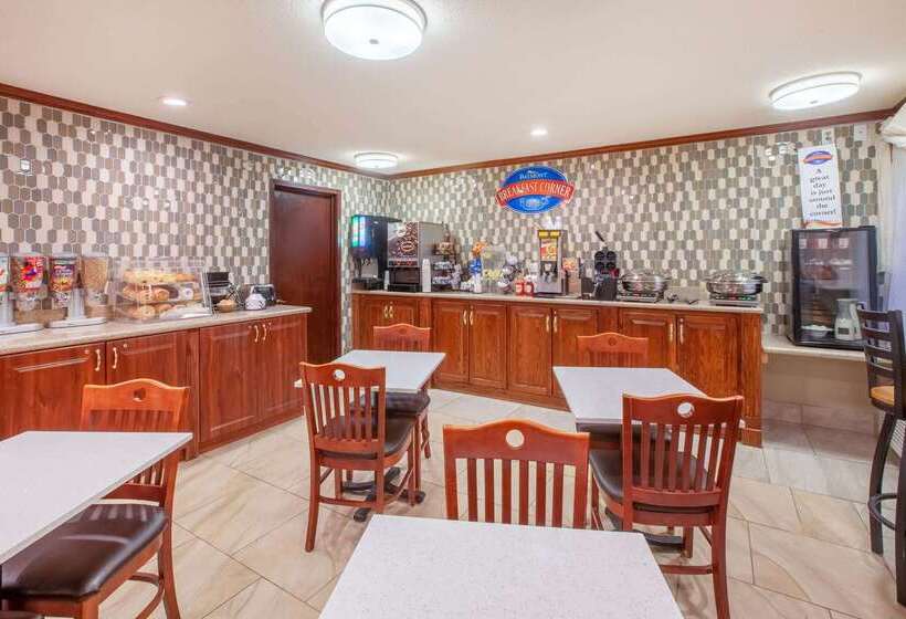 Отель Baymont By Wyndham Grand Rapids Airport