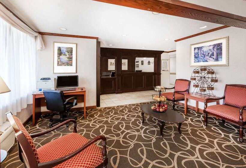 هتل Baymont By Wyndham Grand Rapids Airport