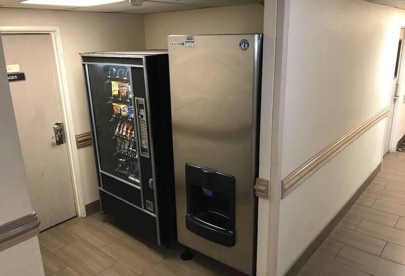 Отель Baymont By Wyndham Grand Rapids Airport