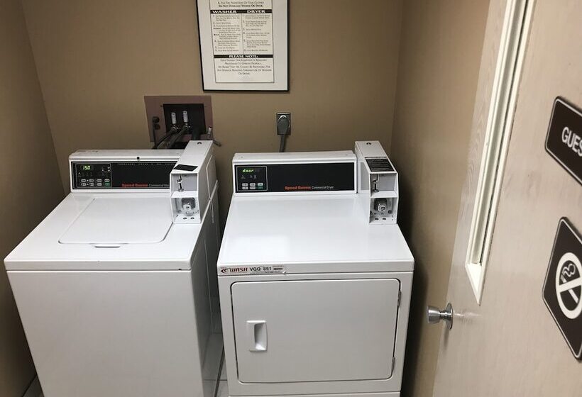 Отель Baymont By Wyndham Grand Rapids Airport