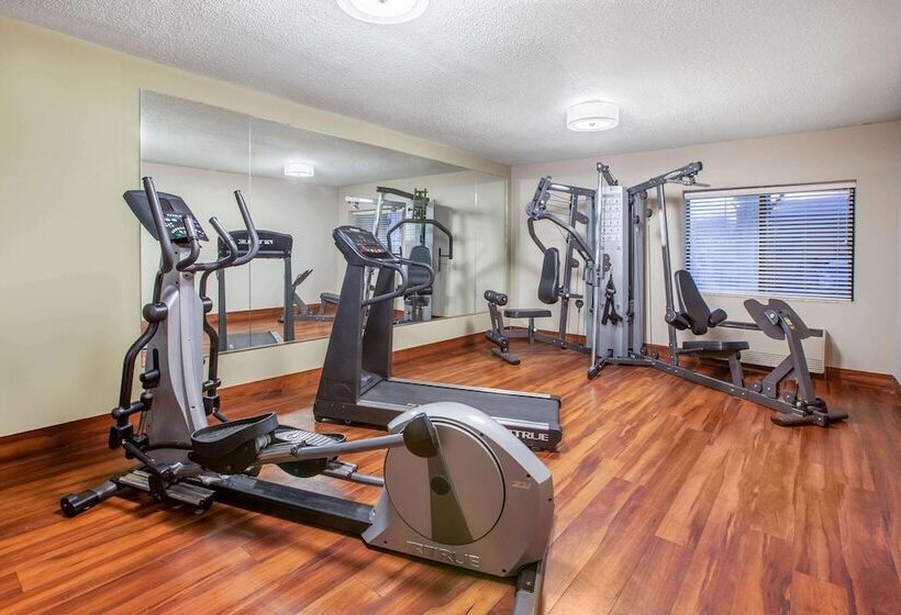 Отель Baymont By Wyndham Grand Rapids Airport