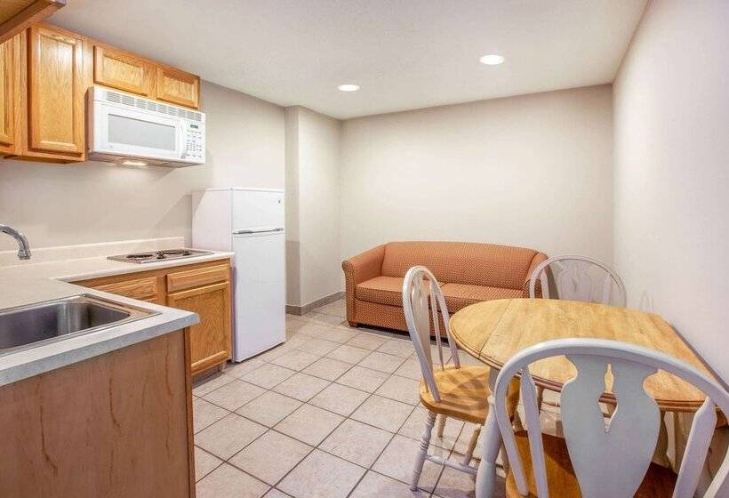 Отель Baymont By Wyndham Grand Rapids Airport