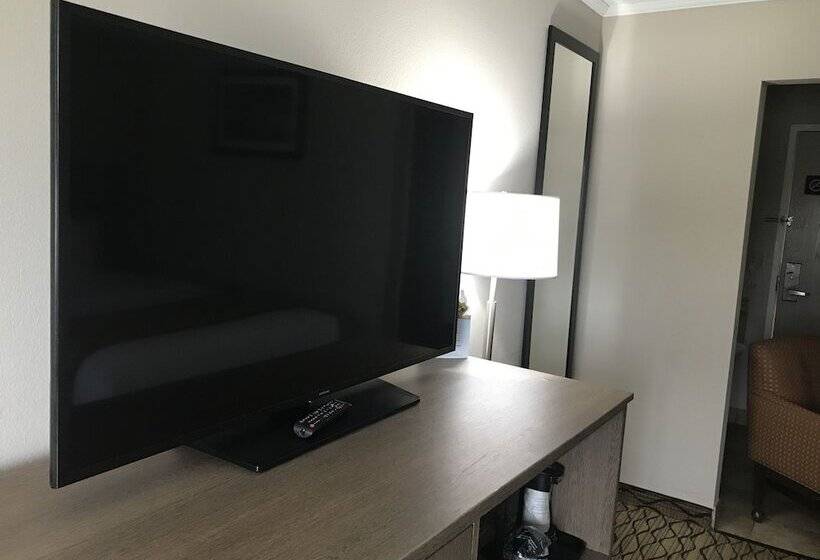 Отель Baymont By Wyndham Grand Rapids Airport