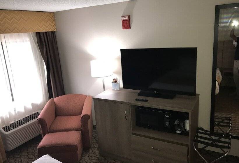 هتل Baymont By Wyndham Grand Rapids Airport