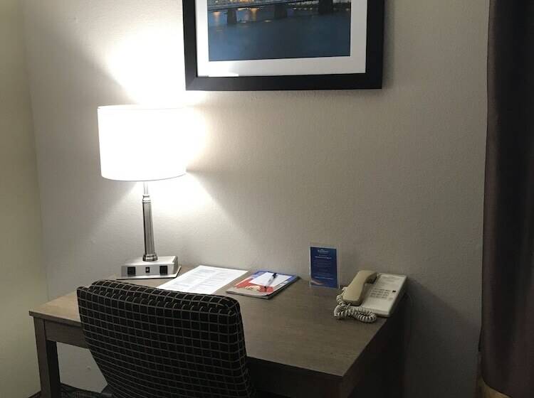 هتل Baymont By Wyndham Grand Rapids Airport