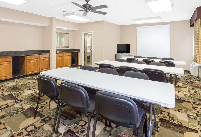 فندق Baymont By Wyndham Janesville