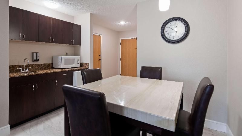 فندق Best Western Plus Ambassador Suites