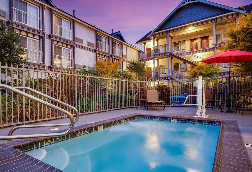 فندق Best Western Plus Bayshore Inn