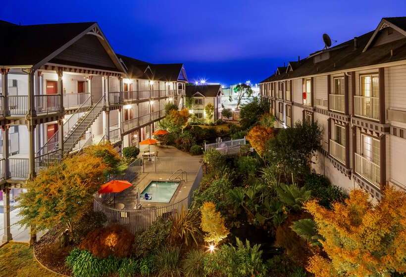 فندق Best Western Plus Bayshore Inn