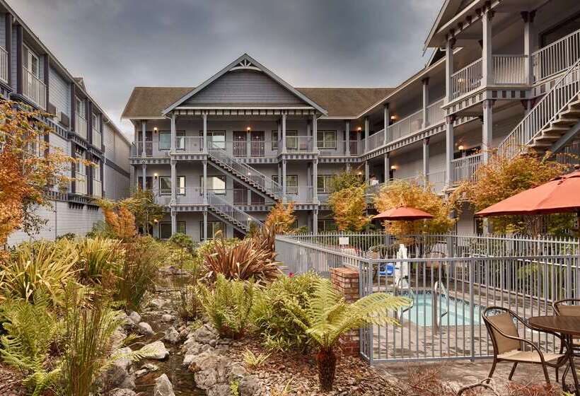 فندق Best Western Plus Bayshore Inn