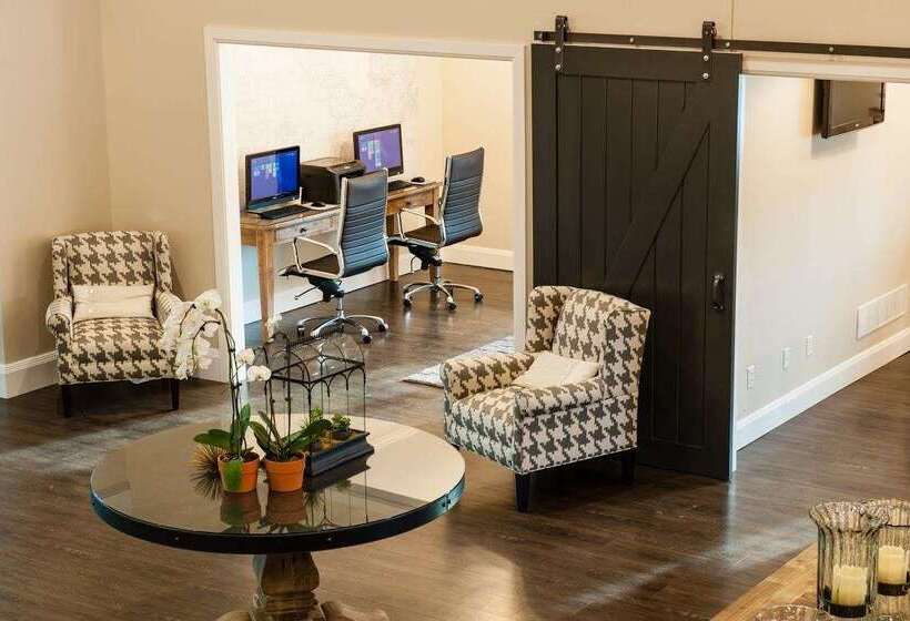 فندق Best Western Plus University Park Inn & Suites