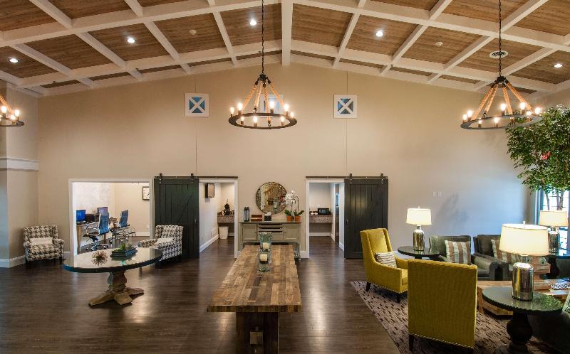 فندق Best Western Plus University Park Inn & Suites