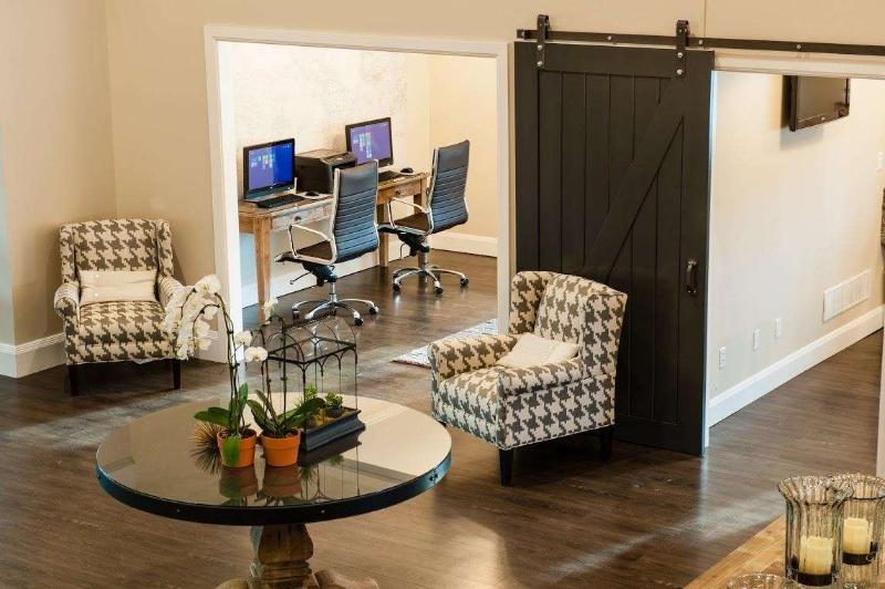 فندق Best Western Plus University Park Inn & Suites
