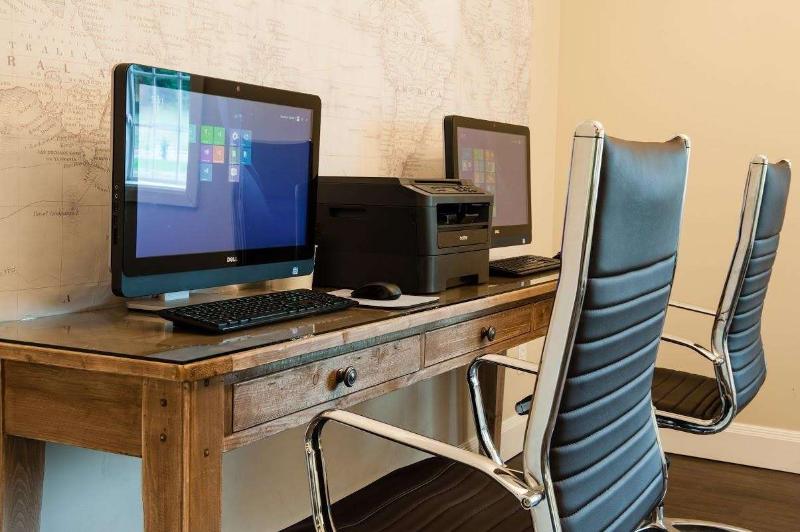 فندق Best Western Plus University Park Inn & Suites