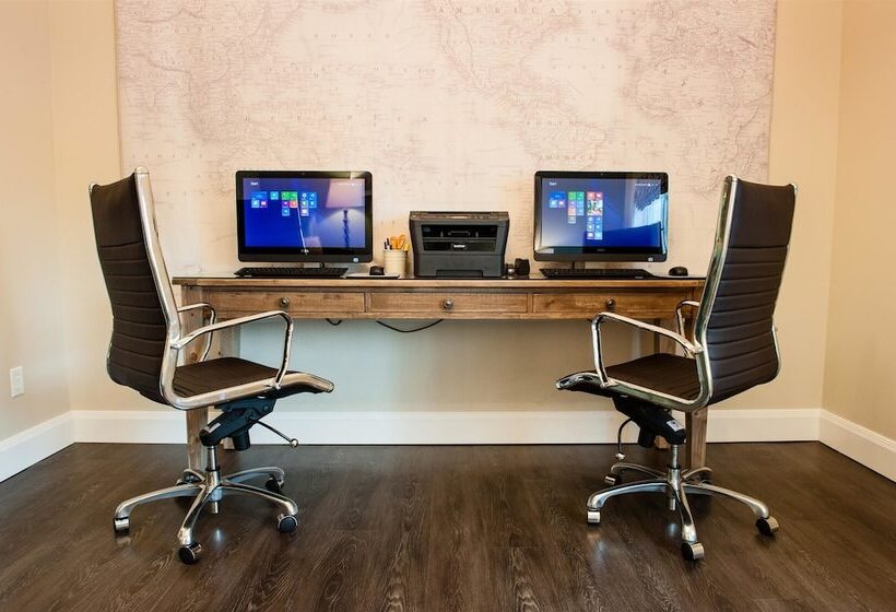 فندق Best Western Plus University Park Inn & Suites