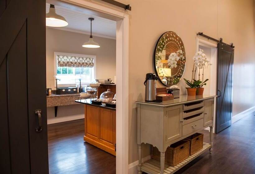 فندق Best Western Plus University Park Inn & Suites