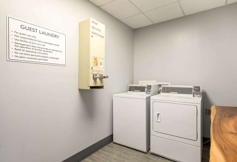 Отель Clarion Pointe Greensboro Airport