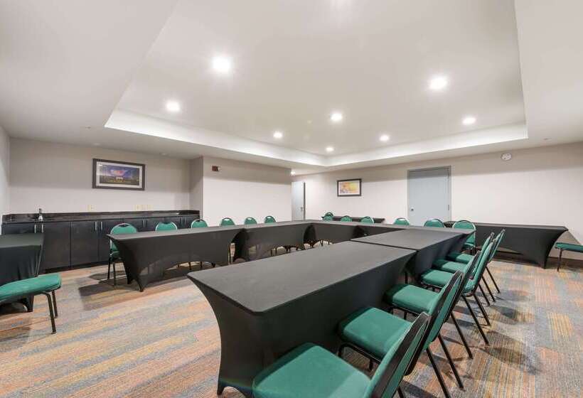 Отель Clarion Pointe Greensboro Airport