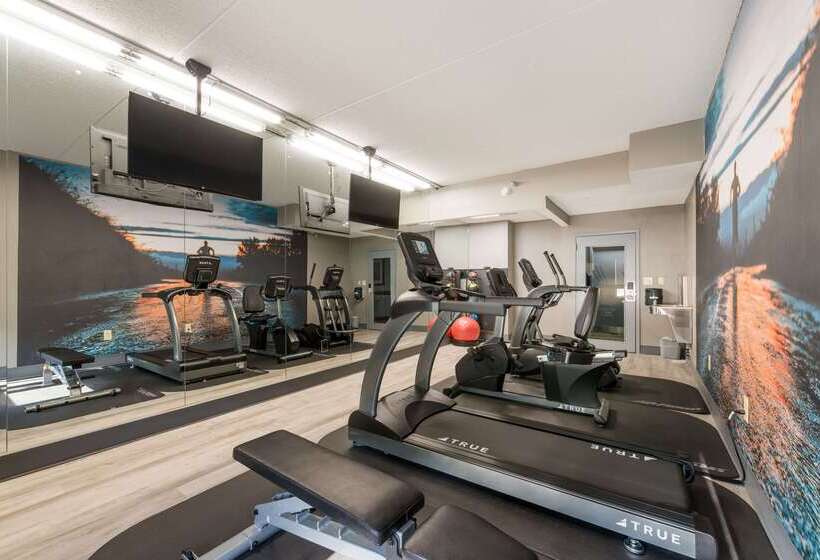 Отель Clarion Pointe Greensboro Airport