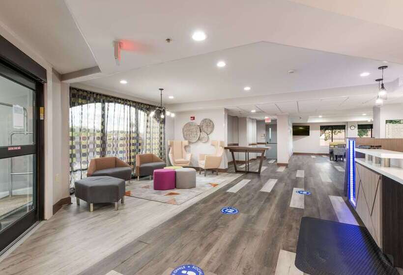 Отель Clarion Pointe Greensboro Airport