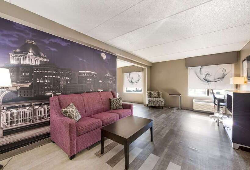 Отель Clarion Pointe Greensboro Airport