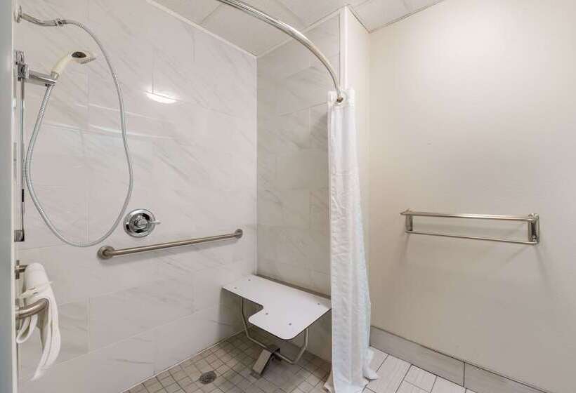 Отель Clarion Pointe Greensboro Airport