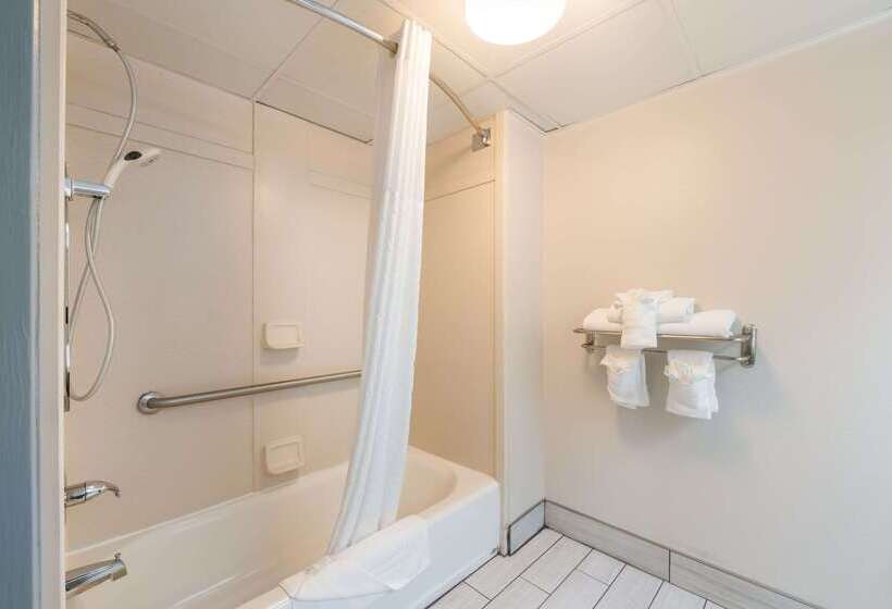 هتل Clarion Pointe Greensboro Airport